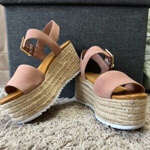 Gianni Bini platform sandals